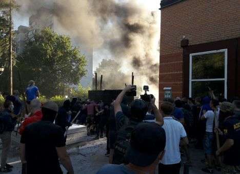 В Киеве пылают шины, начался штурм скандальной стройки (ФОТО)