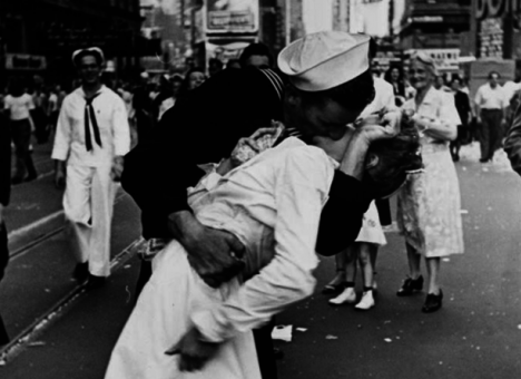 Умерла женщина, чей поцелуй знает весь мир (ФОТО)