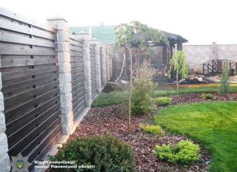 В полиции показали последствия нападения на дом нардепа Вознюка (ФОТО)