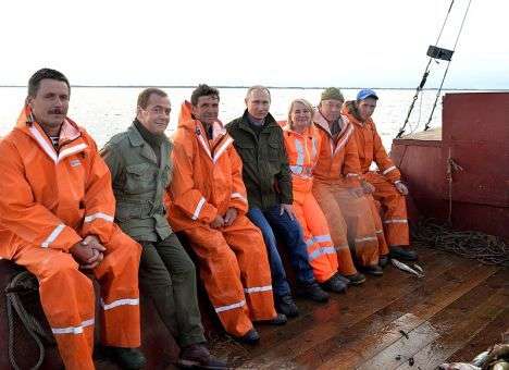 «Мосфильм» отдыхает: Соцсети смеются над «социальным фотошопом» на снимках встречи Путина с рыбаками (ФОТО)