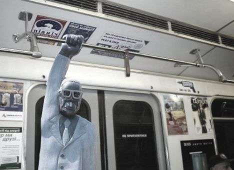 Похудевший Симпсон: Соцсети «взорвал» памятник, открытый президентом Зимбабве самому себе (ФОТО)