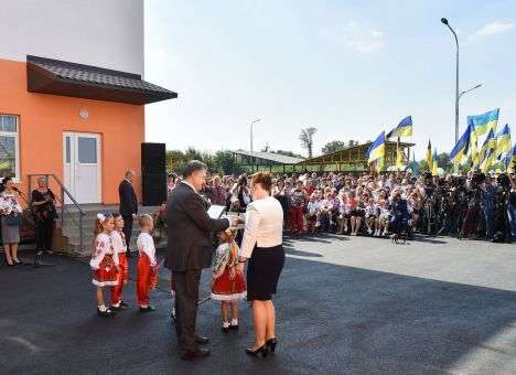 Порошенко прочитал детсадовцам строки стиха о «зеленых человечках» (ВИДЕО)