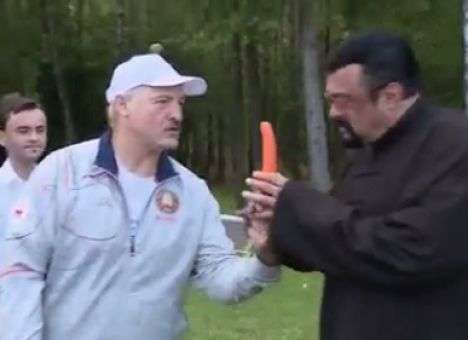 Голливудский актер, который кушал морковку с Лукашенко, хочет российский паспорт