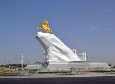 Старикам здесь место: В Туркмении отменили возрастное ограничение в 70 лет для президента