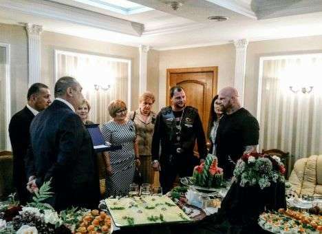 Ужасы блокады: Главарь разоренной «ЛНР» накрыл американцу царский стол (ФОТО)