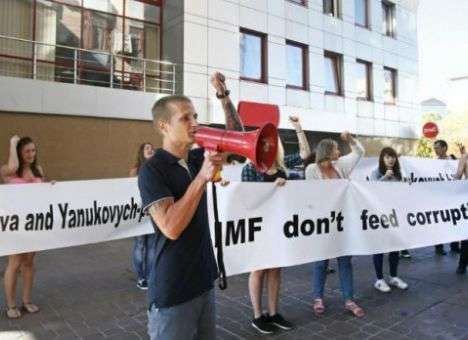К офису МВФ в Киеве пришли голые, но не босые (ФОТО)