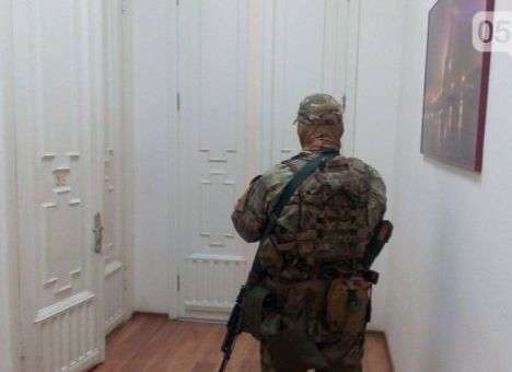 Проснулись: У Кернеса смеются над обысками