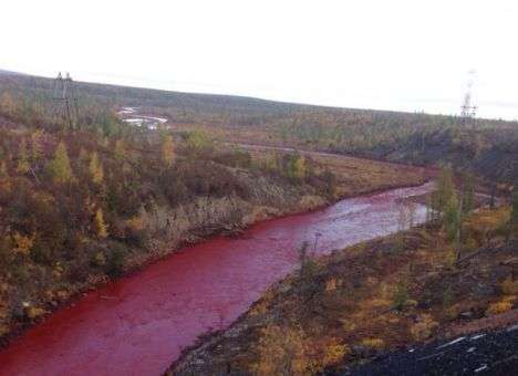 Опубликованы снимки «кровавой» реки из космоса (ФОТО)
