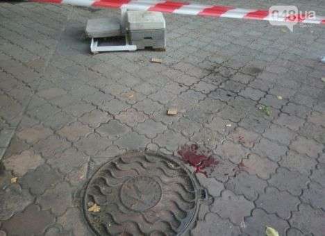 Лужа крови и разбитая посуда: Последствия атаки на турецких болельщиков в Одессе (ВИДЕО)