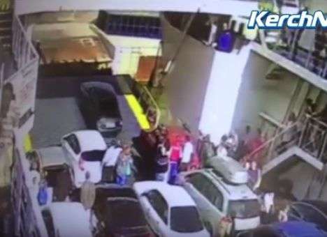 Опубликованы кадры, как с крымского парома за борт рухнуло авто с водителем (ВИДЕО)