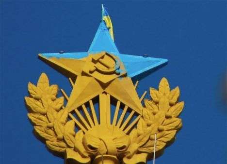 Более 2 млн. рублей выплатят руферам, которых обвинили в скандальной прокраске звезды в центре Москвы