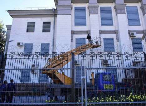 Забор стал крепче, металла на окнах больше: В Киеве посольство РФ готовится к выборам, как к войне