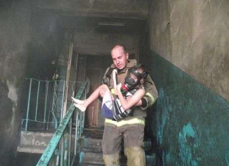 Опубликованы кадры спасения детей из горящего дома (ФОТО)