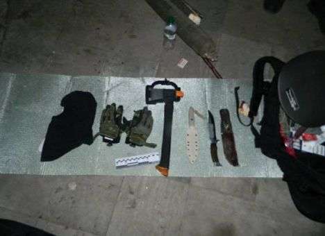 В киевском парке у прохожего нашли ножи, топор и балаклаву (ФОТО)