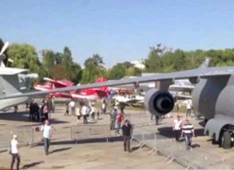 Великан со стальными крыльями: Украинцам показали новый военный самолет (ФОТО)