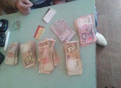 Украинец вез в Донецк более 45 тыс. гривен под ковриком авто