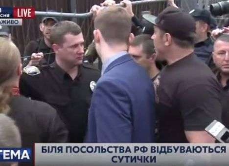 В Киеве начали блокировать вход в посольство РФ