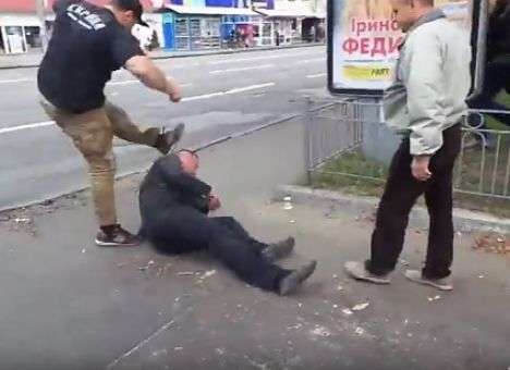 Опубликованы кадры избиения мужчины под посольством РФ в Киеве (ВИДЕО)
