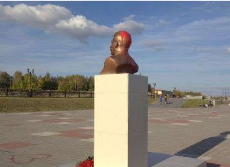 Новоустановленный в РФ Сталин «закровоточил» еще сильнее (ФОТО)
