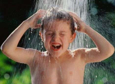 Дерматологи рассказали, почему не нужно мыть детей каждый день