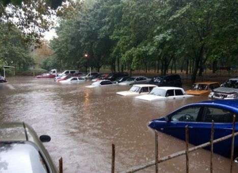 Ах, Одесса, жемчужина у лужи: Горожане показали, как сегодня тонул их город (ФОТО)