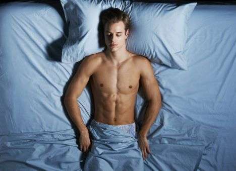 Специалисты назвали лучшую позу для здорового сна