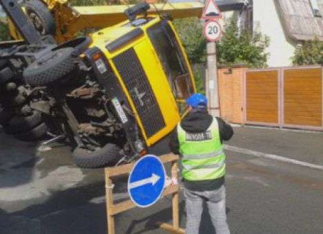 В Киеве кран рухнул прямо на жилой дом (ФОТО)