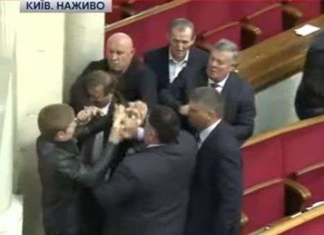 Нардепы решили подраться до прихода Парубия (ВИДЕО)