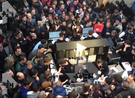 Опубликованы кадры гигантской очереди «яблокоманов» в Москве (ВИДЕО)
