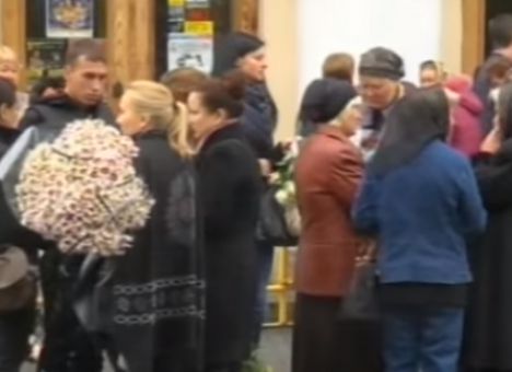 Очередь и слезы: Днепр прощается с убитыми копами (ВИДЕО)