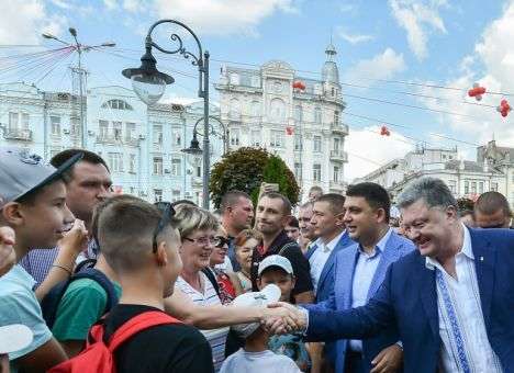 «Порохоботы» и обвинения во вранье: Как украинцы поздравляют Президента (ФОТО)