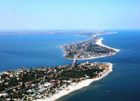 Горят торговые точки и базы: Курорт под Одессой превратился в поле боя