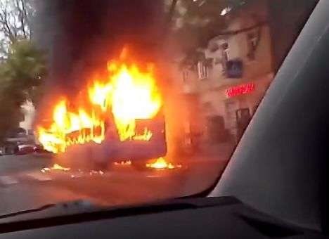 В центре Одессы вспыхнула маршрутка с пассажирами (ВИДЕО)