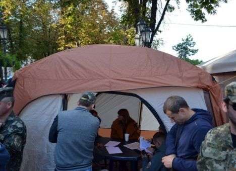 В центре Одессы жена скандального политика поставила палатку (ФОТО)