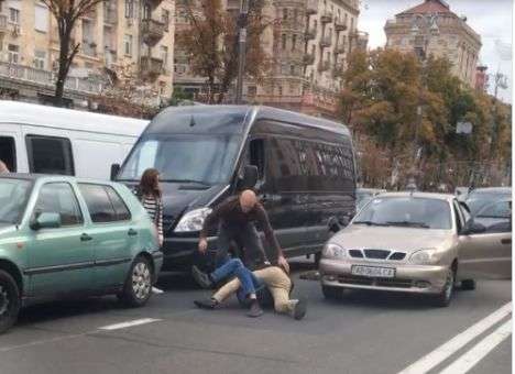 Кадры уникальные: Под окнами Кличко произошла жестокая драка (ВИДЕО)