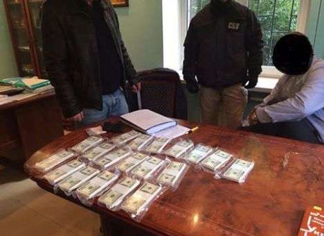 Подчиненный Луценко попался на крупной взятке