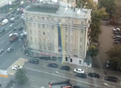 В Москве на высотке появился огромный флаг Украины (ВИДЕО)