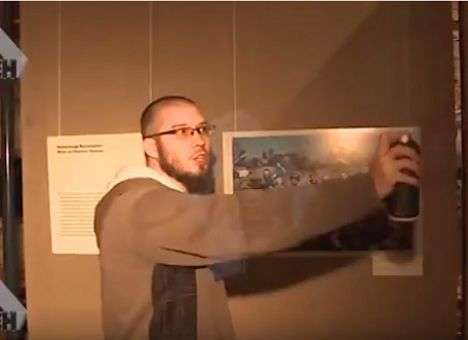 Я вас презираю: Кадры нападения на фотовыставку о войне на Донбассе в Москве (ВИДЕО)