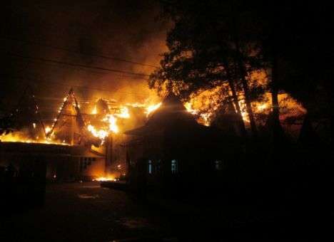 Опубликованы кадры, как мощный пожар уничтожил целый ресторанно-гостиничный комплекс (ФОТО)
