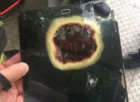 Самолет совершил экстренную посадку из-за горящего планшета Samsung