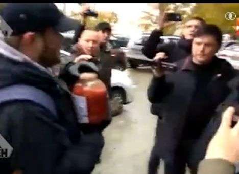 Извините, нас тут громят: Кошмаром обернулась в Москве выставка о войне на Донбассе (ФОТО)