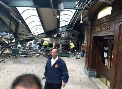 Свидетели сняли жуткую аварию с поездом в США (ВИДЕО)