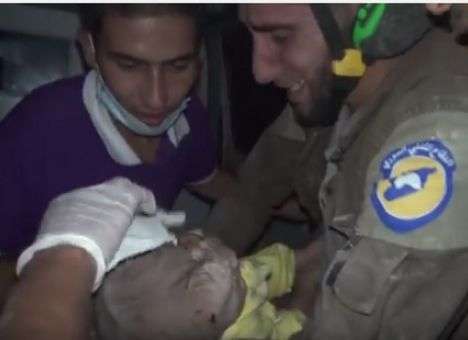Спасатели разрыдались, найдя живого малыша после бомбардировки (ВИДЕО)