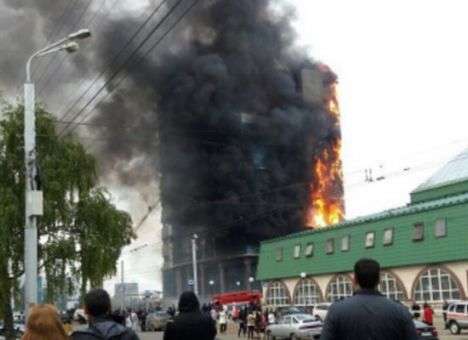 Люди прыгают из окон: В центре Уфы пылает страшный пожар (ФОТО, ВИДЕО)
