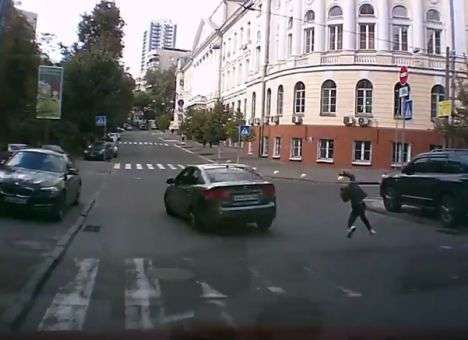 Опубликованы кадры, как в Киеве авто сбило девочку и умчалось (ВИДЕО)