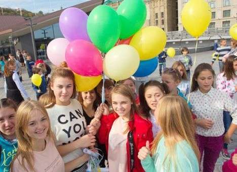 «Ми чекаємо на маму і тата!»: в Киеве прошел флешмоб детей из интернатов