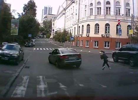 Стало известно о состоянии девочки, которую в Киеве сбили на переходе