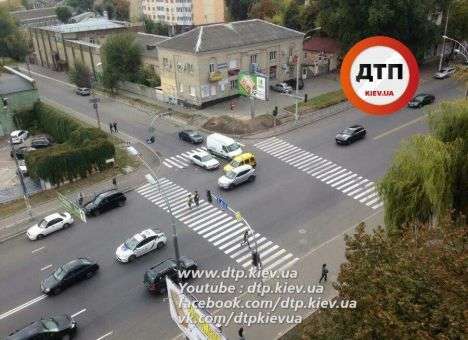 Следов торможения нет: В Киеве легковушка на переходе влетела в девушку (ФОТО)
