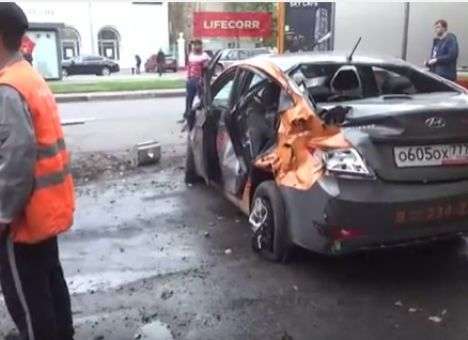 Первые кадры с места страшного ДТП в Москве, где авто убило людей на остановке (ВИДЕО)