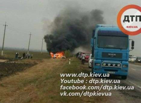 Белоснежное авто сгорело дотла на трассе Киев-Одесса (ФОТО)